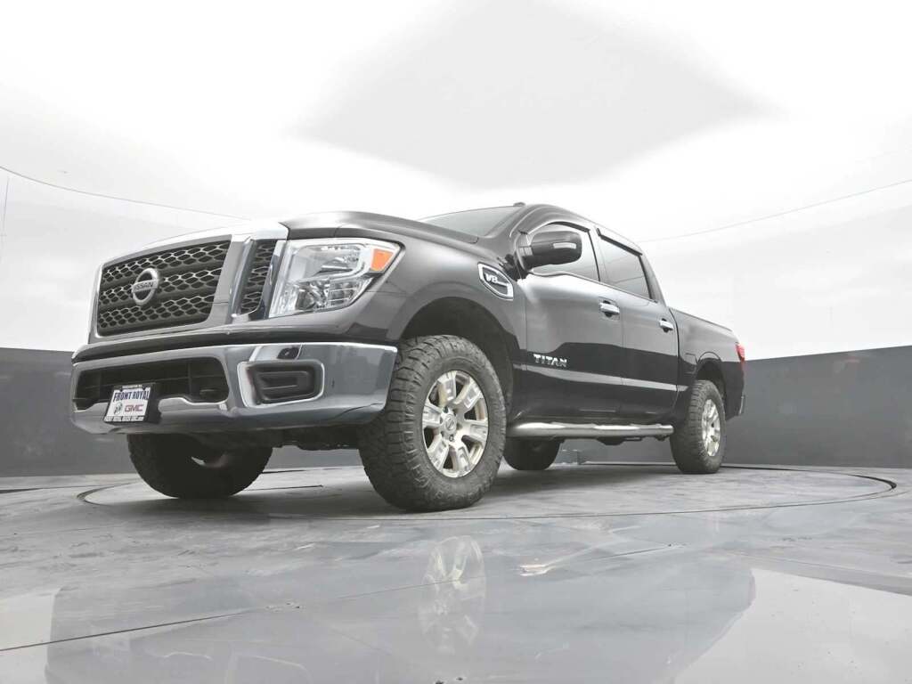 2017 Nissan TITAN SV