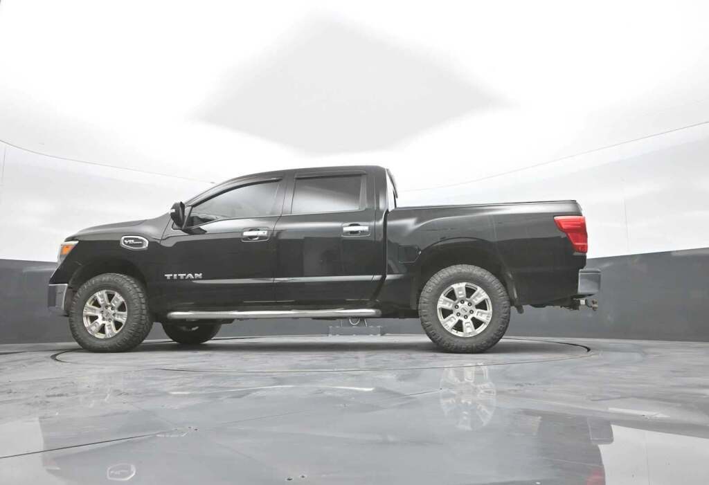 2017 Nissan TITAN SV