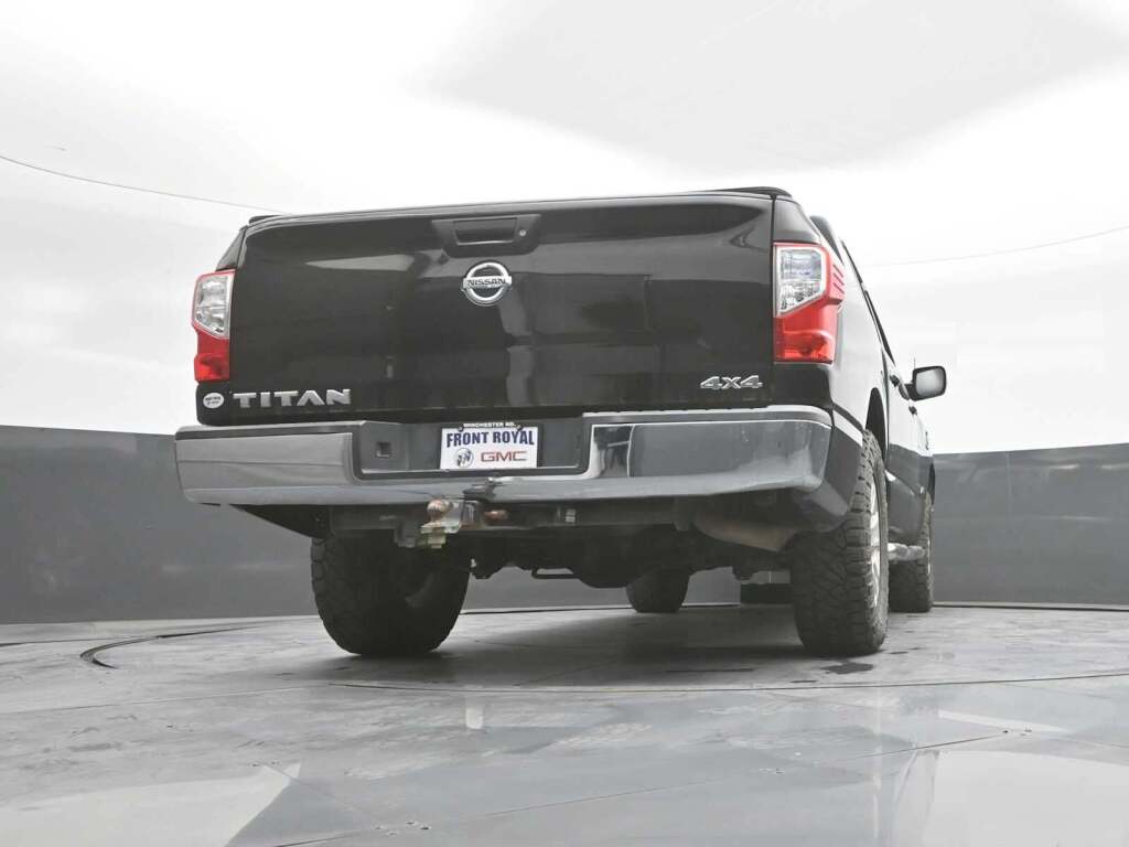 2017 Nissan TITAN SV