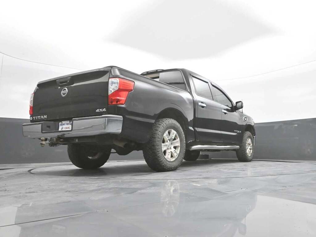 2017 Nissan TITAN SV