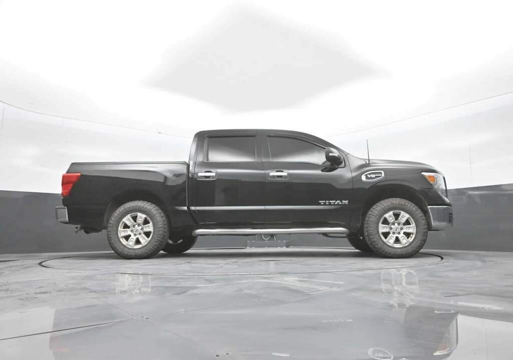 2017 Nissan TITAN SV