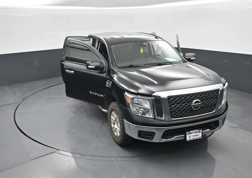 2017 Nissan TITAN SV