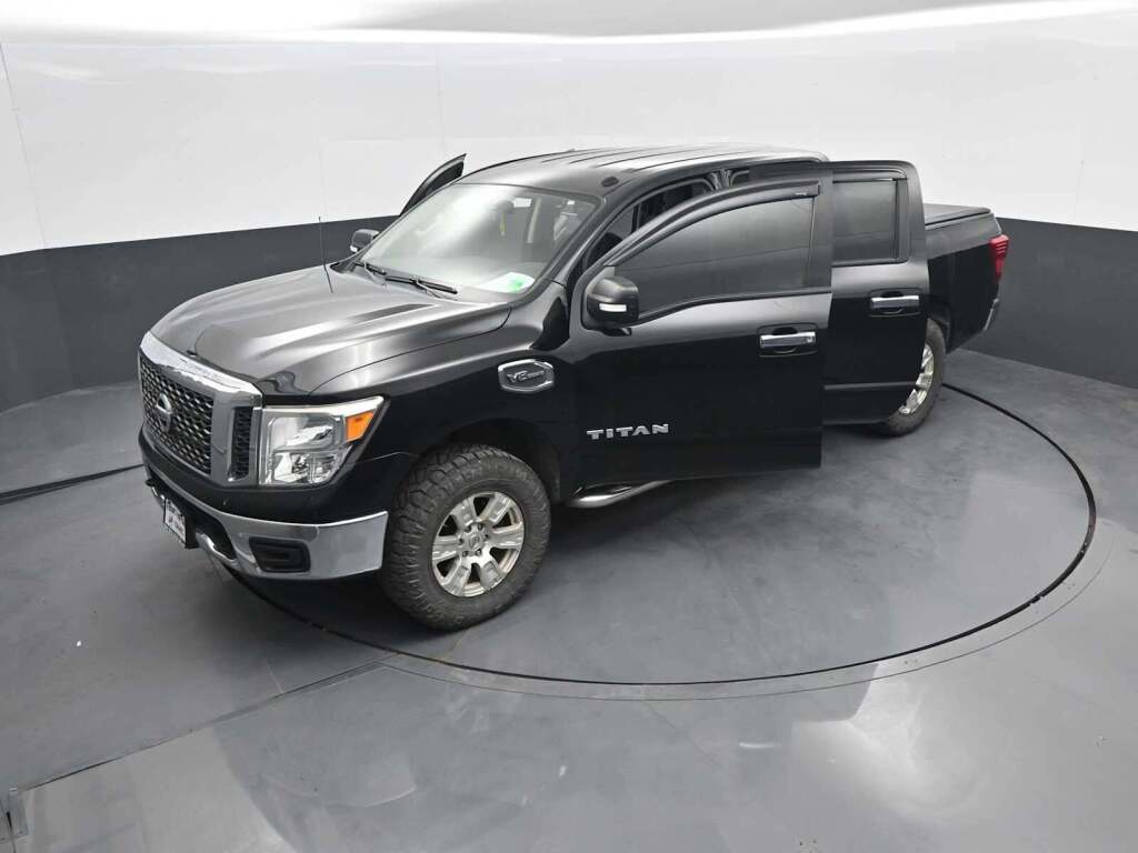2017 Nissan TITAN SV