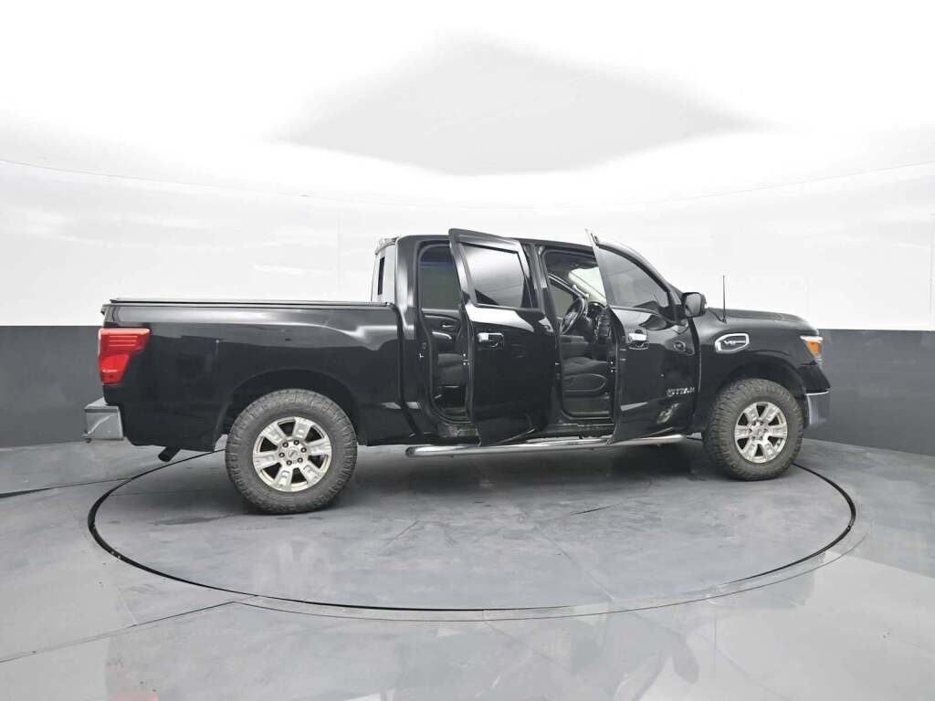2017 Nissan TITAN SV