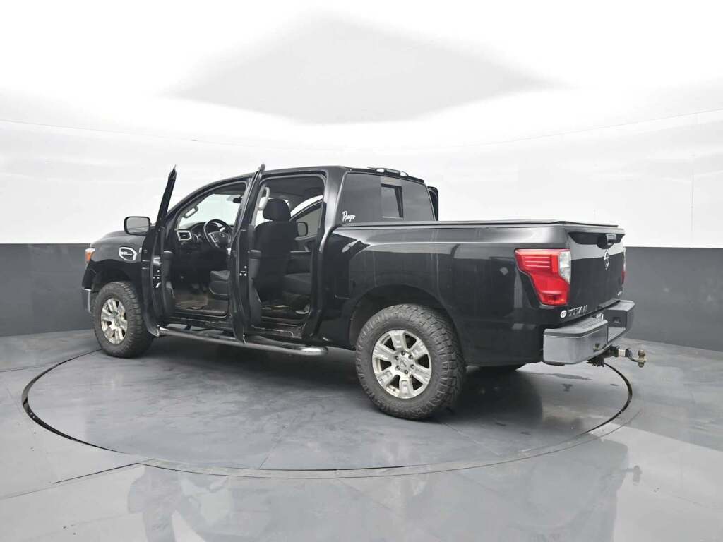 2017 Nissan TITAN SV