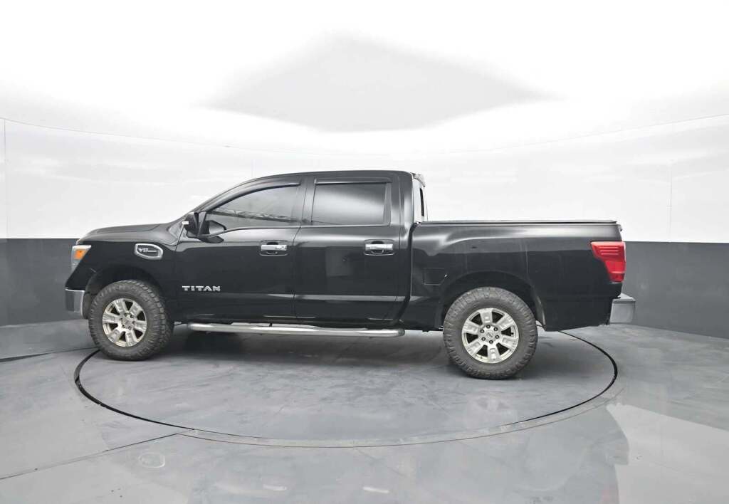 2017 Nissan TITAN SV
