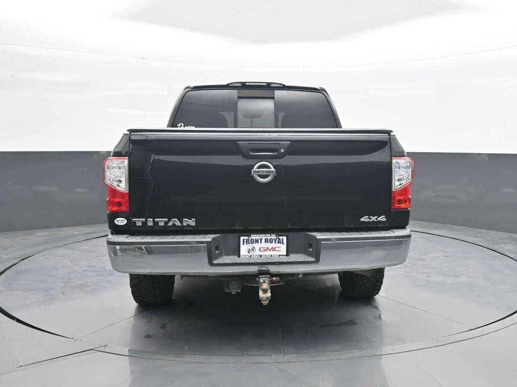 2017 Nissan TITAN SV