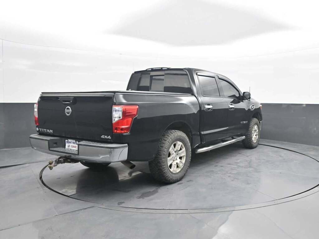2017 Nissan TITAN SV