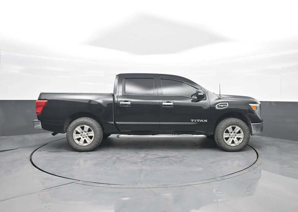 2017 Nissan TITAN SV
