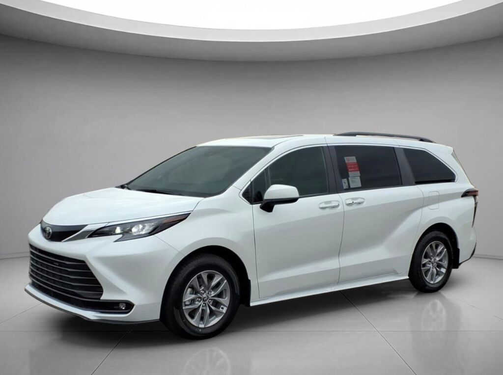2026 Toyota Sienna XLE 8-Passenger