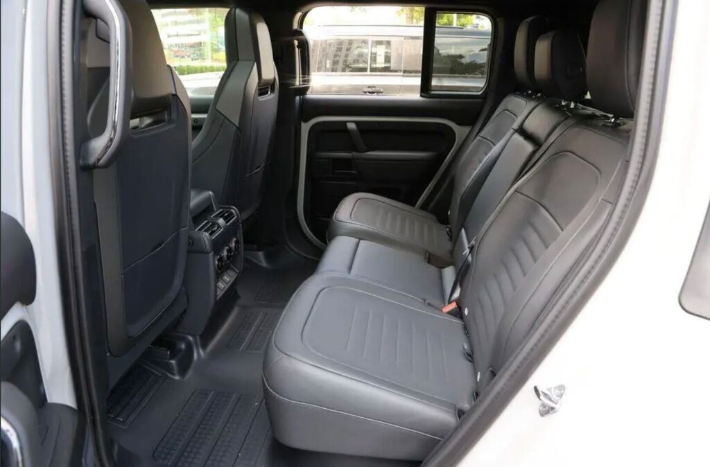 2026 Land Rover Defender 110 P635 OCTA