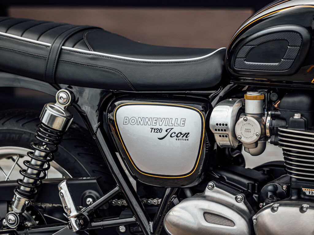 2025 Triumph Bonneville T120 Sapphire Black/Aluminium Silver (Euro 5A)