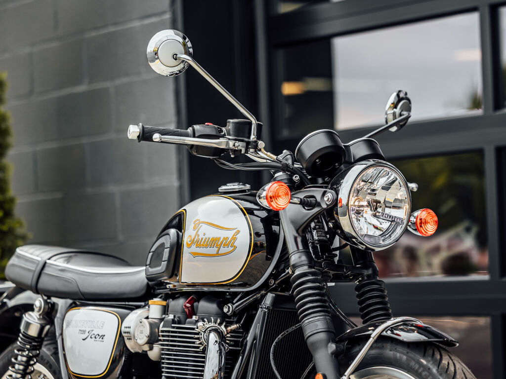 2025 Triumph Bonneville T120 Sapphire Black/Aluminium Silver (Euro 5A)