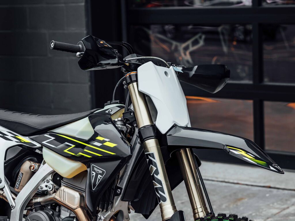 2026 Triumph TF 250-C Jet black/ Pure white