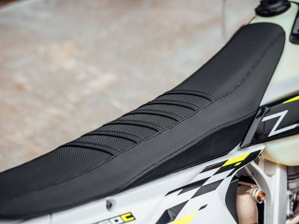 2026 Triumph TF 250-C Jet black/ Pure white