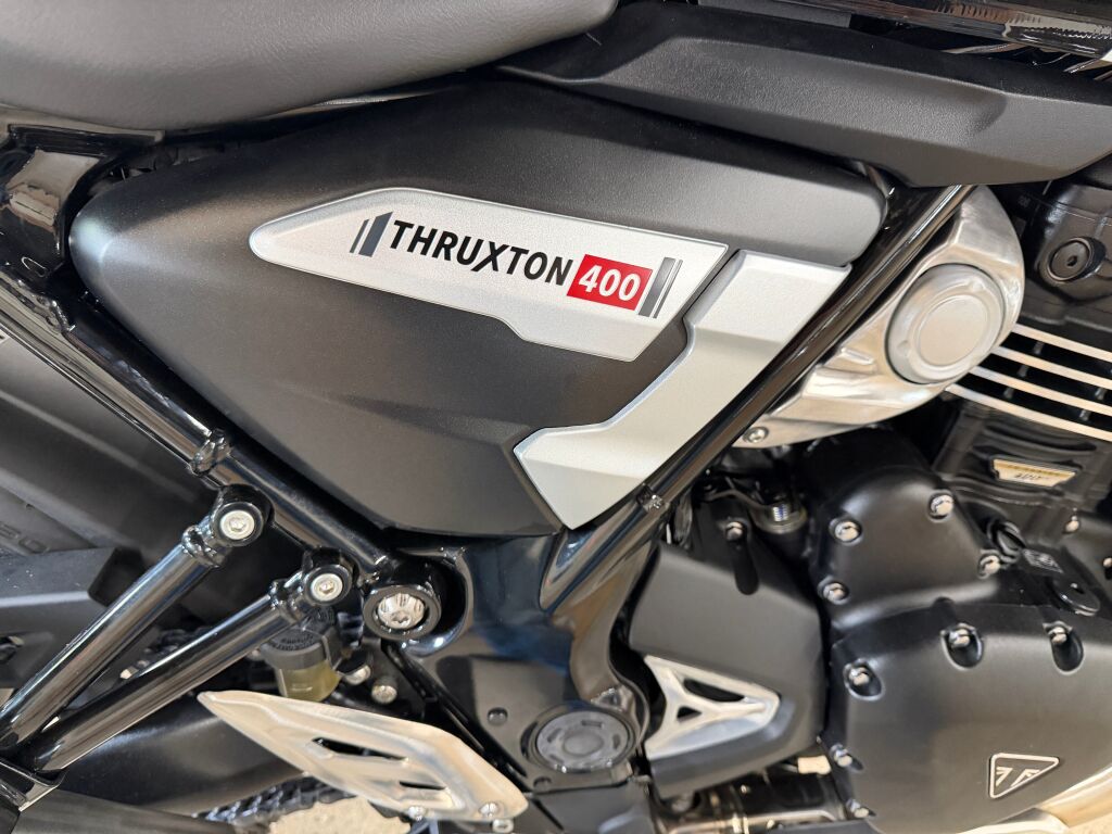 2026 Triumph Thruxton 400 Phantom Black / Aluminium Silver