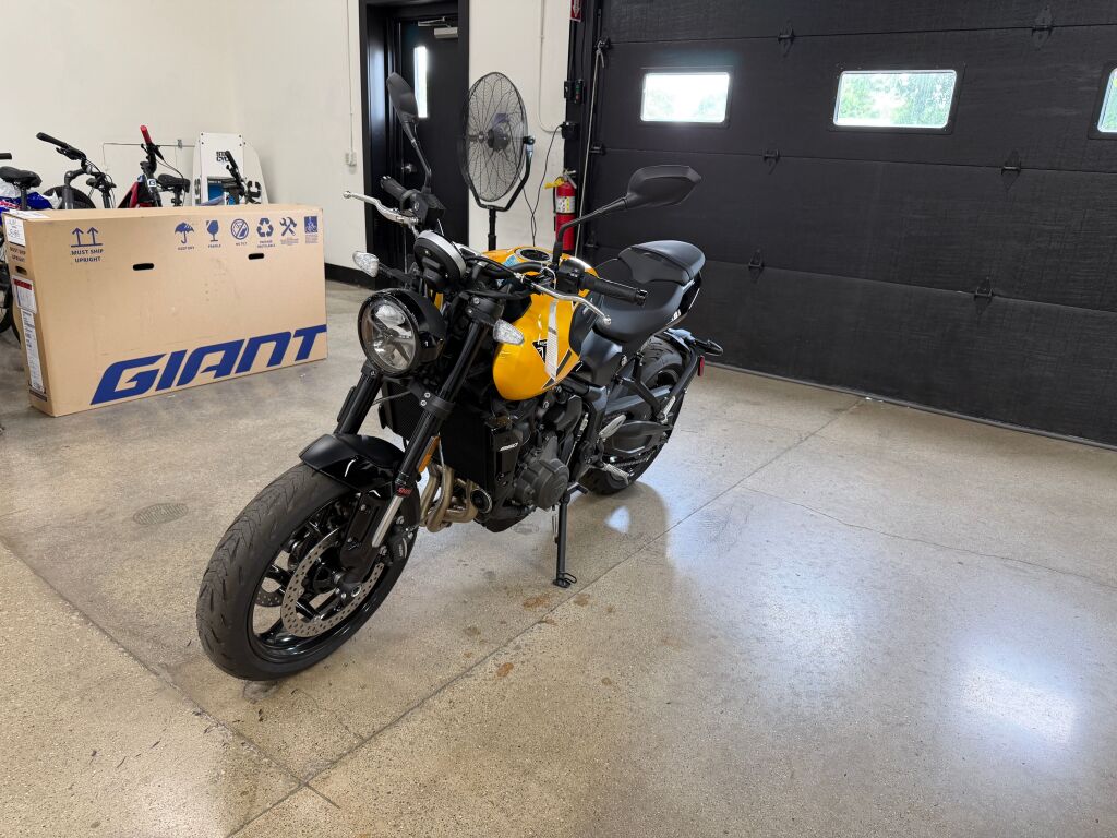 2026 Triumph Trident 660 Cosmic yellow