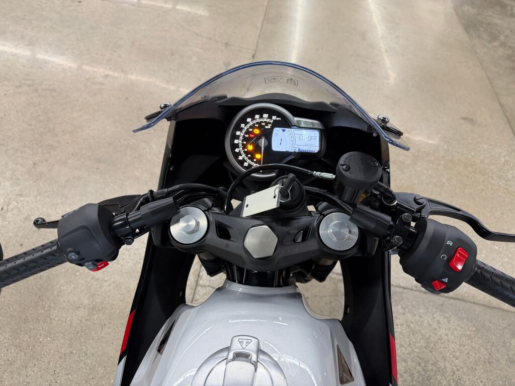 2026 Triumph Thruxton 400 Phantom Black / Aluminium Silver