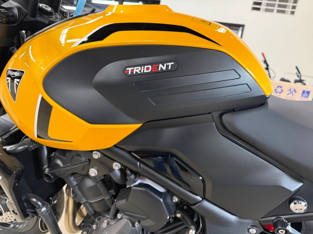 2026 Triumph Trident 660 Cosmic yellow