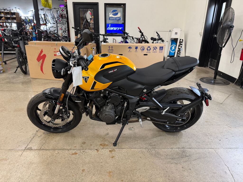 2026 Triumph Trident 660 Cosmic yellow