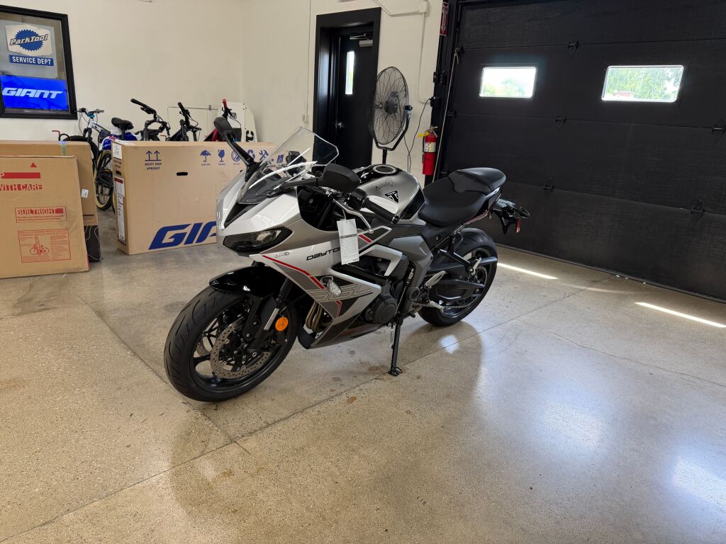2026 Triumph Daytona 660 Sapphire Black