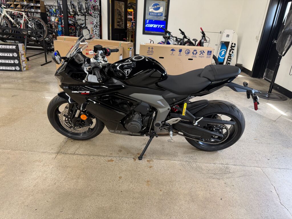 2026 Triumph Daytona 660 Sapphire Black