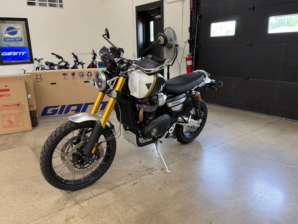 2026 Triumph Scrambler 1200 XE Sapphire black