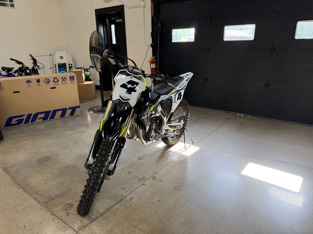 2025 Triumph TF 450-RC Edition Jet Black/Pure White
