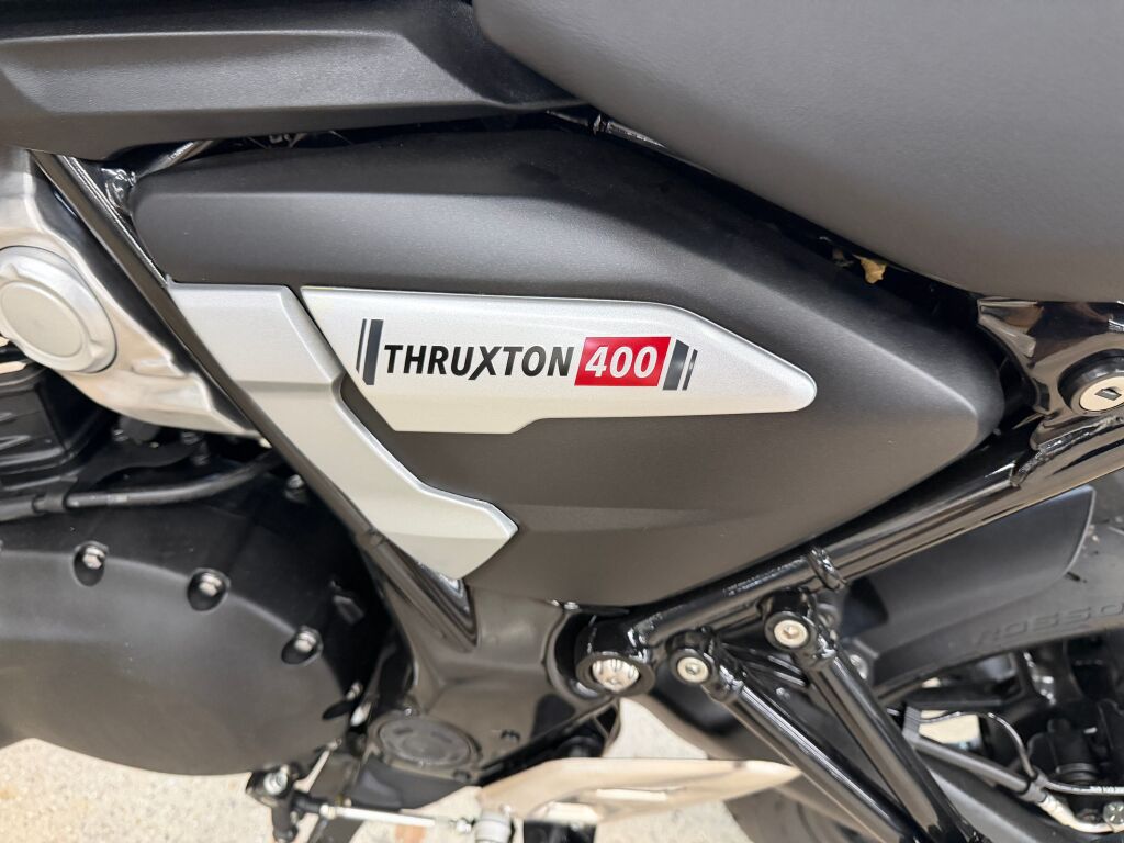 2026 Triumph Thruxton 400 Phantom Black / Aluminium Silver
