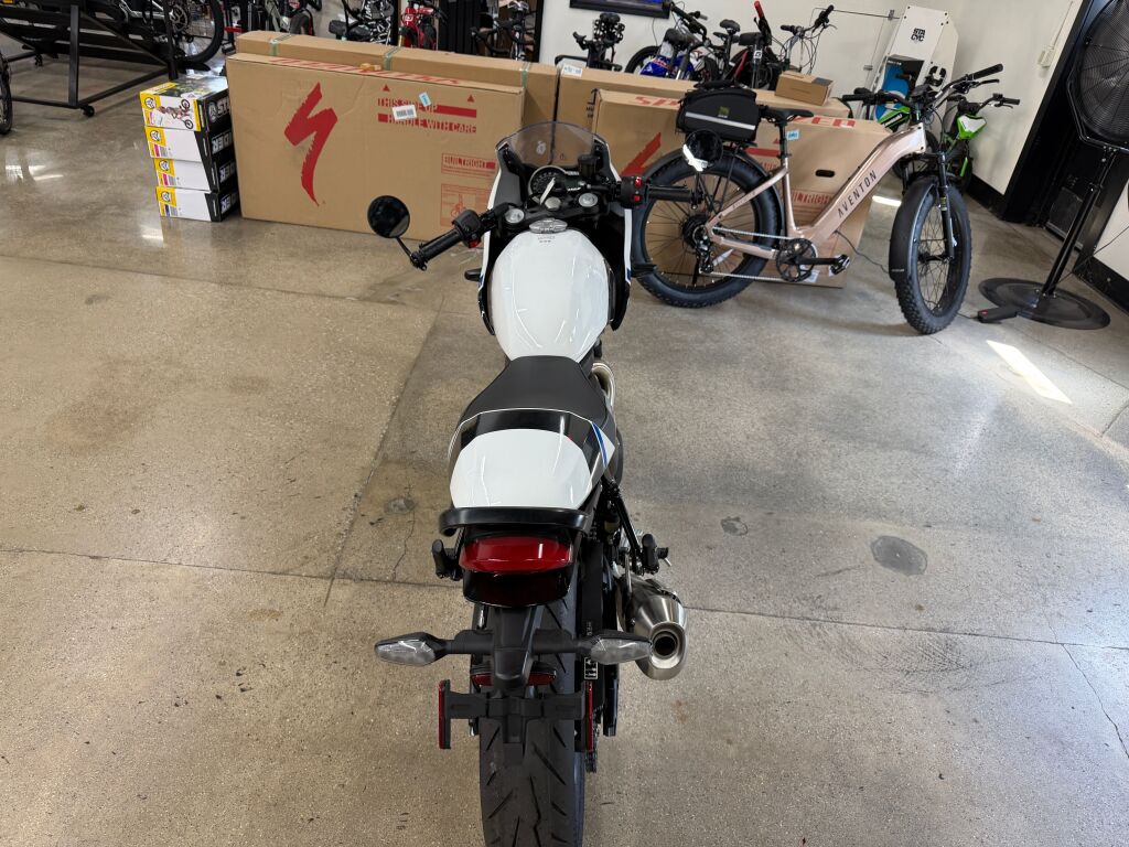 2026 Triumph Thruxton 400 Phantom Black / Aluminium Silver