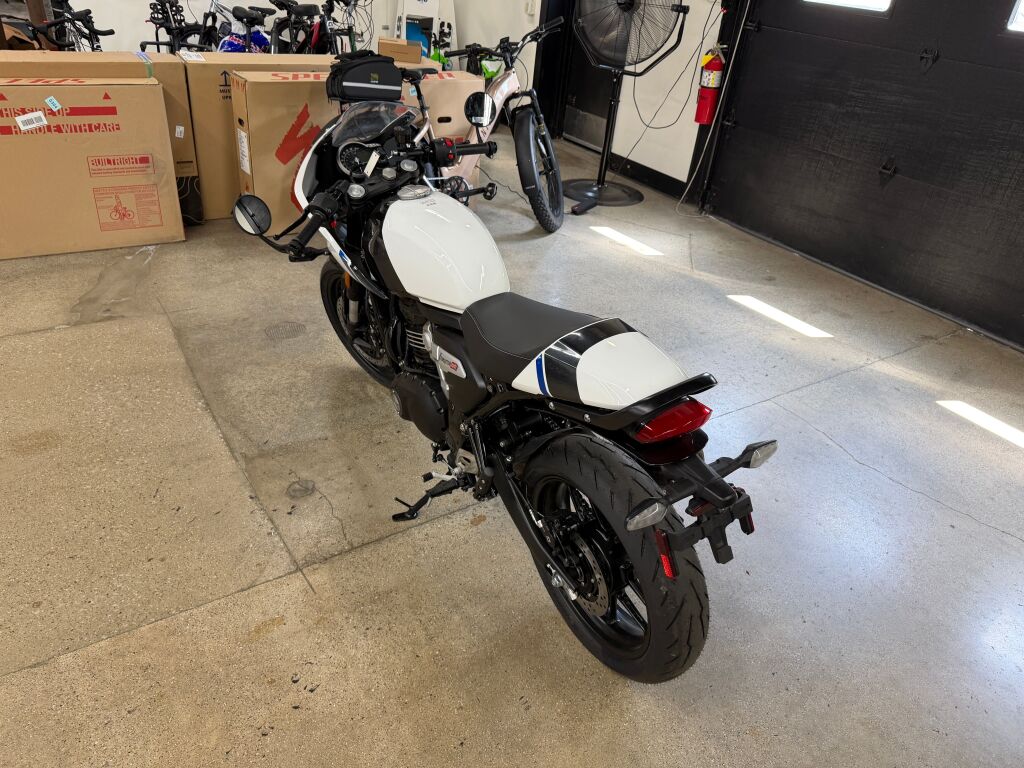 2026 Triumph Thruxton 400 Phantom Black / Aluminium Silver