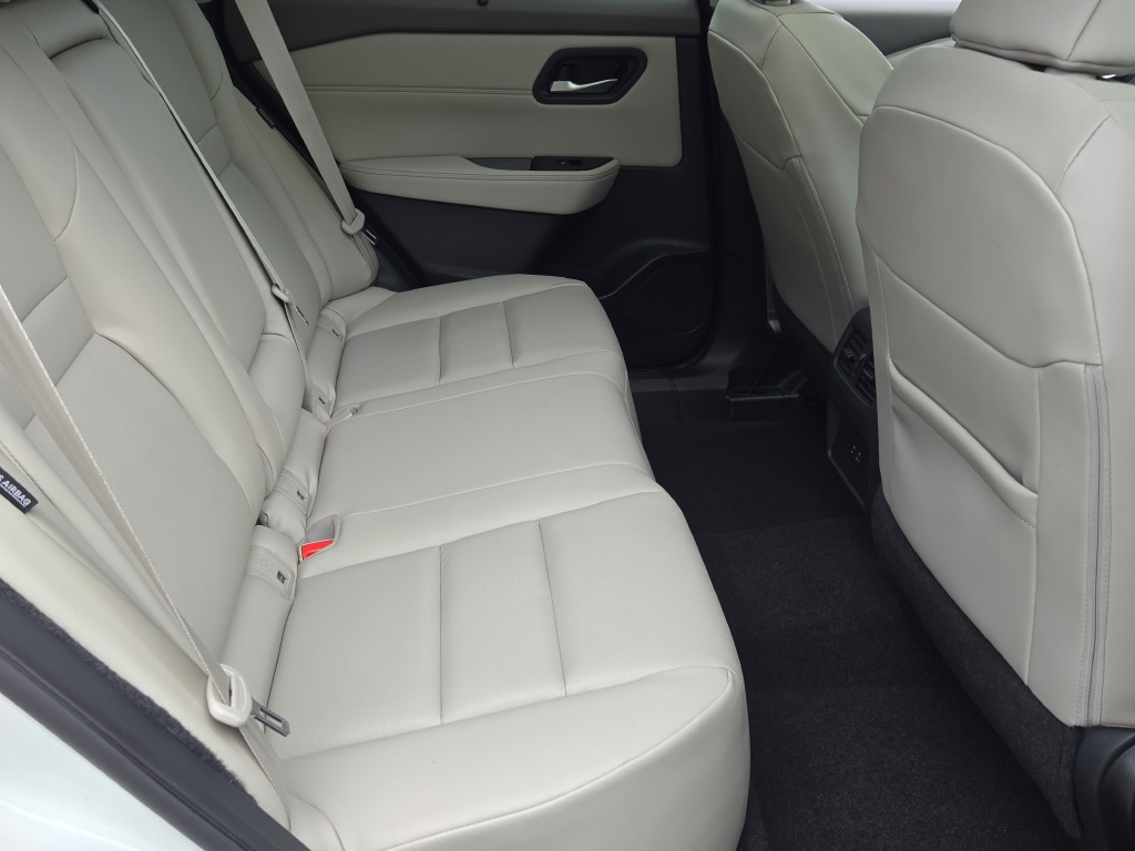Used 2023 White Nissan SV image 8