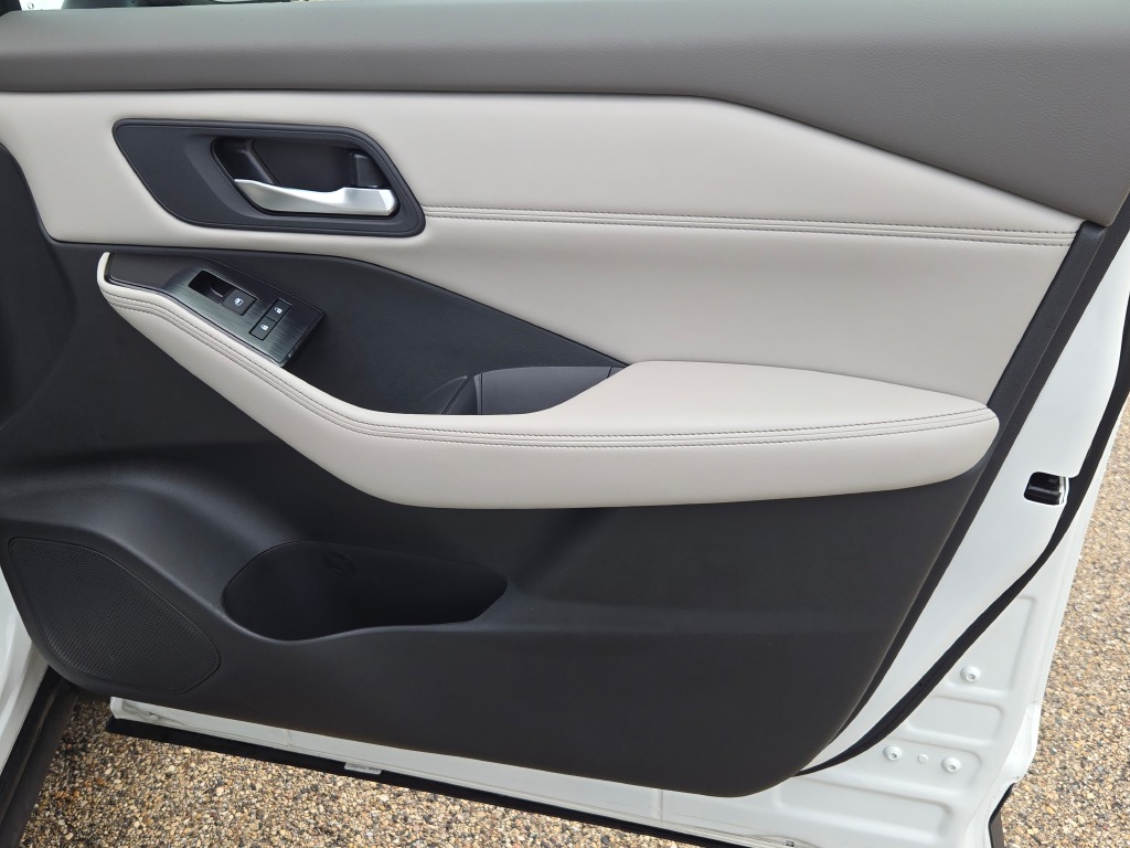 Used 2023 White Nissan SV image 7