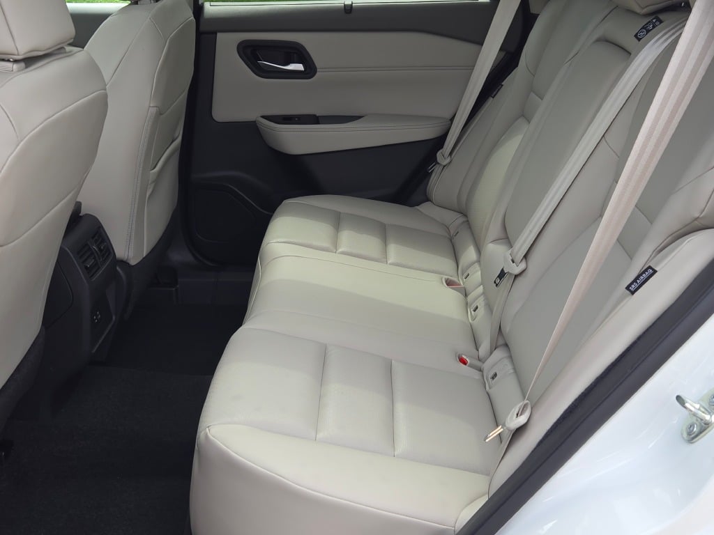Used 2023 White Nissan SV image 17