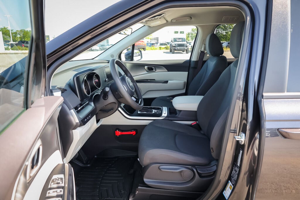 used 2024 Kia Carnival car, priced at $43,598