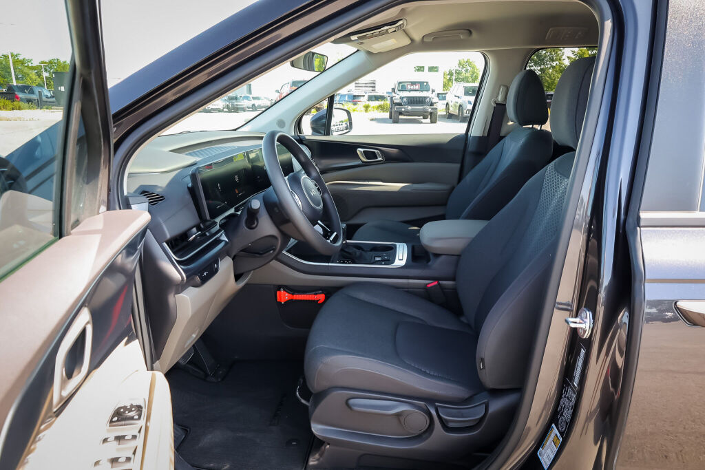 used 2025 Kia Carnival car, priced at $47,598