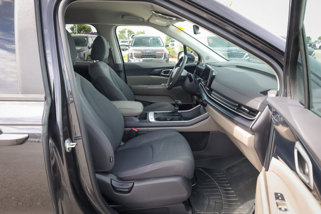 used 2025 Kia Carnival car, priced at $47,598