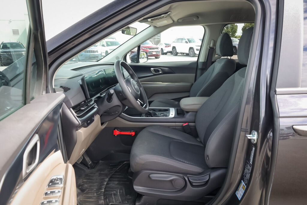 used 2025 Kia Carnival car, priced at $47,598