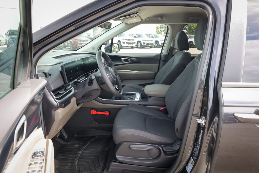 used 2025 Kia Carnival car, priced at $47,598